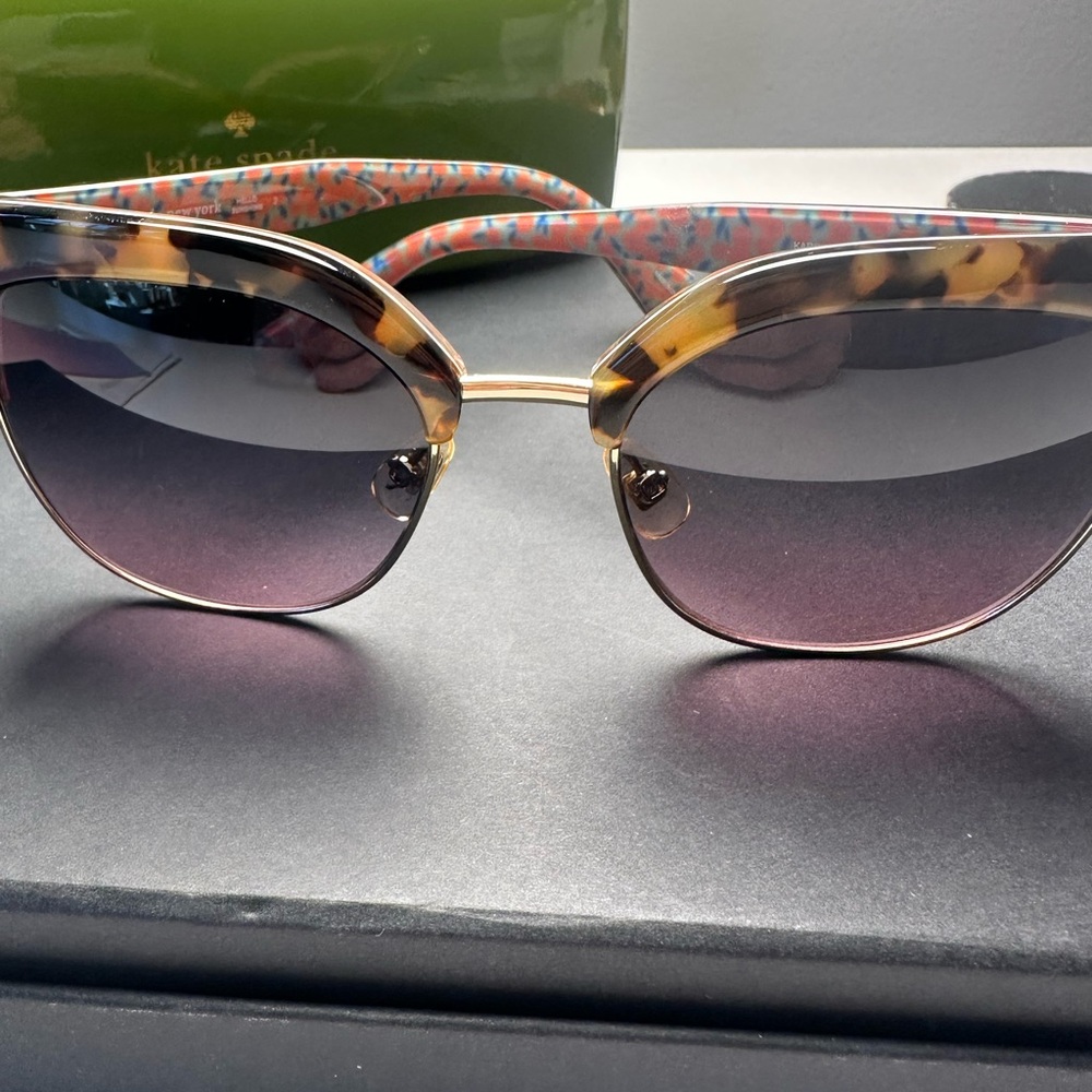 Authentic Kate Spade New York sunglasses. Comes with case - Picture 5 of 5